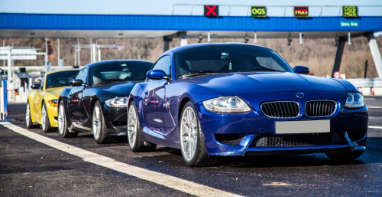 Luxuslimousine und Sportwagen auf der Straße – Autoexport aus Leverkusen Luxuslimousine und Sportwagen auf der Straße – Autoexport aus Leverkusen